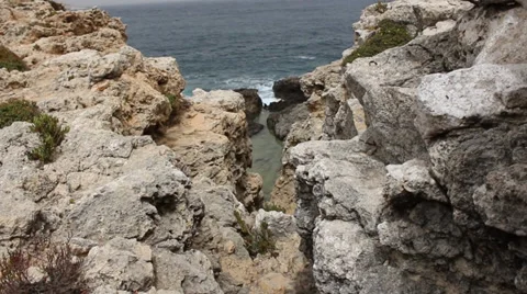 Looking through a gab in the rocks down at the sea Vidéo 37532039