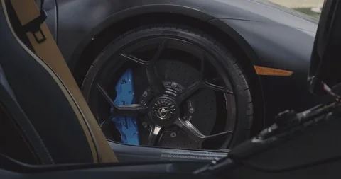 Looking through to Lamborghini rim 스톡 동영상 103103451