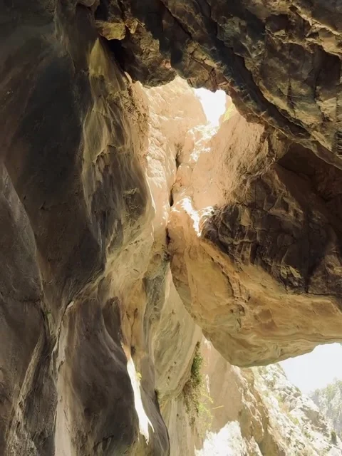 Looking Up Through Massive Rock Formations and Canyon Walls 库存影片 342263929