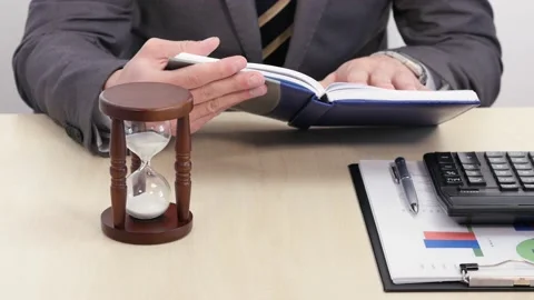 Looking through notes 库存影片 236285764