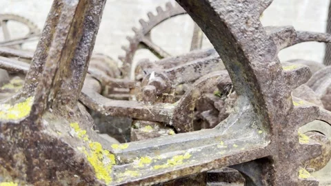 Looking through rusty iron gear wheel slow motion Vídeos de archivo 334760015