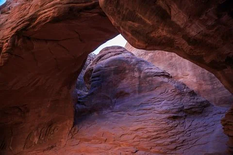 Looking up through Sand Dune Arch, Arches National Park, Utah Foto stock