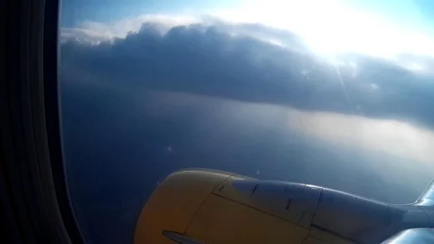 Looking through the window of the aircraft during flight Видео 112292882