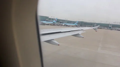 Looking through window aircraft during flight next to the wing with sky Vídeos de archivo 169809130