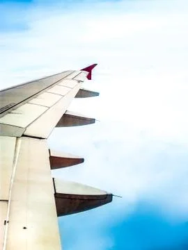 Looking through window aircraft in wing aerial view of landscape and sky vint Foto stock