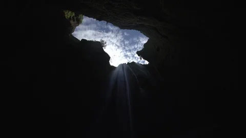 Looking toward the sky from inside Gljufrabui cave waterfall Iceland 스톡 동영상 112304626