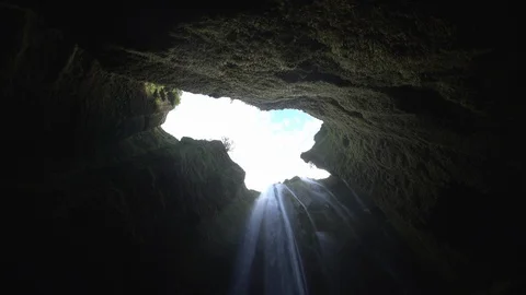 Looking toward the sky from inside mossy Gljufrabui cave waterfall Iceland 스톡 동영상 112304633