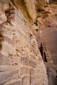 Looking Up Toward Upper Canyon Wall From Stacked Stone Below Stockfoto's