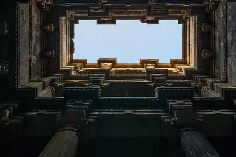 Looking up towards the rectangular sky opening and tiered balconies from the  Foto stock