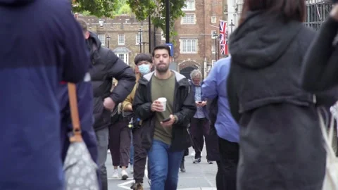 Looking towards St James' Palace on day of Queen Elizabeth's funeral London, UK Vídeos de archivo 211646633