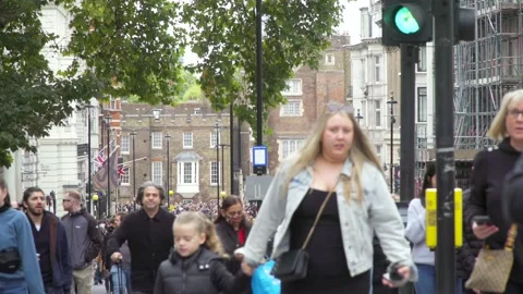 Looking towards St James' Palace on day of Queen Elizabeth's funeral, London, UK Vídeos de archivo 211647636
