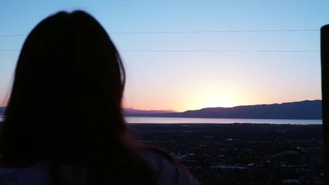 Looking Towards the Valley Stockbeeldmateriaal 77408132