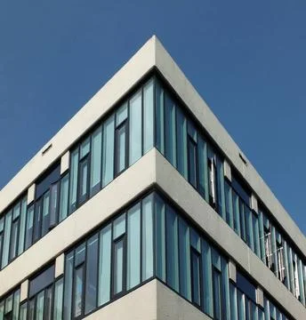  looking upwards view of a corner of a modern angular concrete high white ... Stock Photos