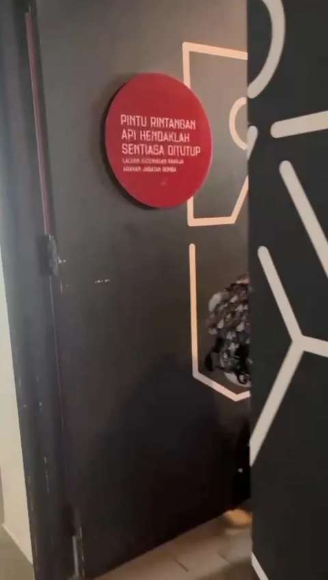 Looking for where our room is Video stock 237038428