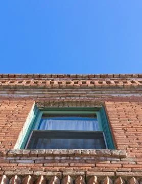 Looking up at a window in an old brick building, Jerome, Arizona. Foto stock