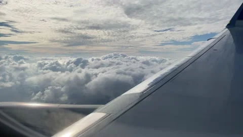 Looking at the window as plane ascends into clouds. #1 Vídeos de archivo 219325222