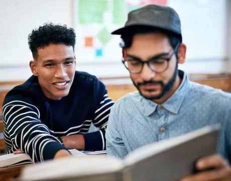 That looks like the correct answer. university students studying together in Foto stock