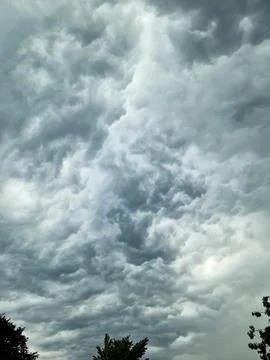 Looming storm clouds create a dramatic prelude to the thunderstorm ahead. 스톡 사진