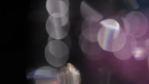 Loop background video with large white and purple bokeh lights on black Vídeos de archivo 318511754