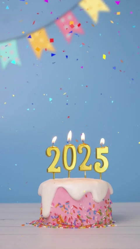 Loop of golden candle number 2025 on cute cake for new year celebrate party Video stock 294023993