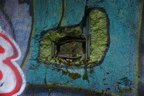 Loop hole on the abandoned bobsled outside of Sarajevo Foto stock