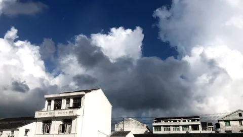 Loop of A static timelapse of cloudy sky passing through Vidéo 125591805