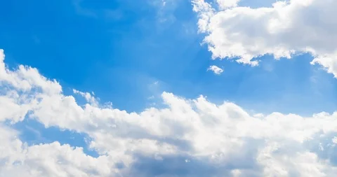Loop of white clouds over blue sky time lapse movement, climate change concept Vidéo 91079439