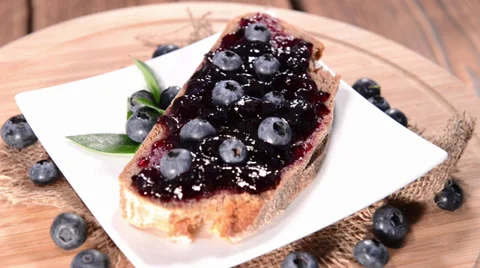 Loopable bread with blueberry jam Video stock 30921553