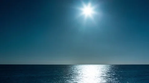 Loopable video of bright moving in clear sky over Mediterranean sea 库存影片 132429257