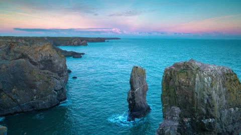 Loopable video of cliffs on coastline at sunset, Wales 库存影片 133364183