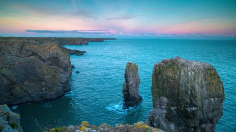 Loopable video of cliffs on coastline at sunset, Wales 库存影片 133364551