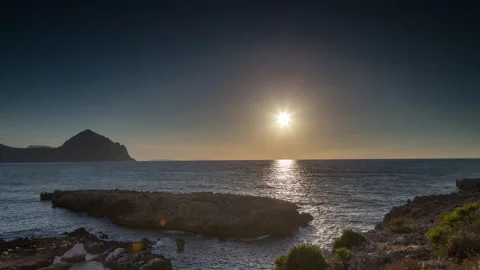 Loopable video of sun rising and setting in sky above Mediterranean sea 库存影片 132427917