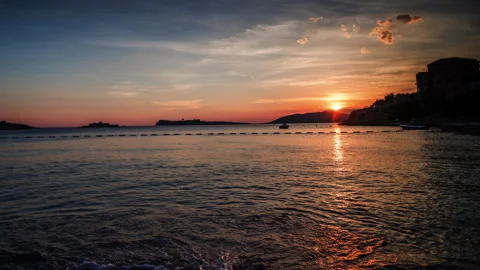 Loopable video of sun setting behind mountain, Mediterranean 库存影片 132428253