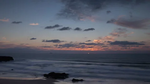 Loopable video of tide and clouds at sunset filmed in the Mediterranean 库存影片 132403665