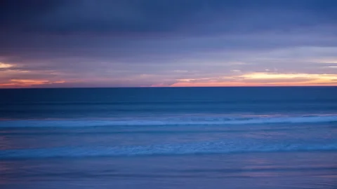 Loopable video of tide coming in and going out on beach at sunset filmed 库存影片 132404978