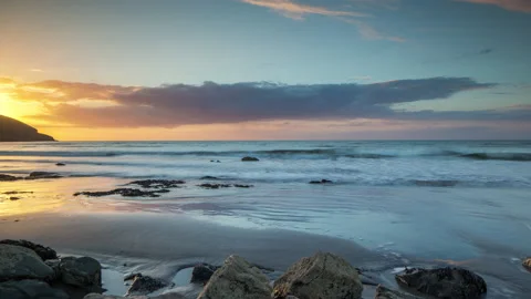 Loopable video of tide coming in and going at sunset filmed in Wales 库存影片 132405447