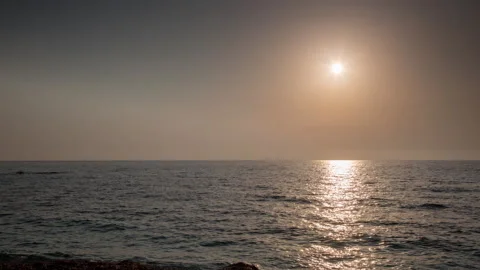 Loopable video of tide coming in and going out at sunset filmed 库存影片 132406266