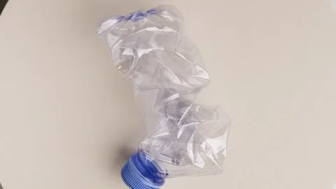 Looping 360-Degree Rotation One crushed plastic bottle Vidéo 318164579