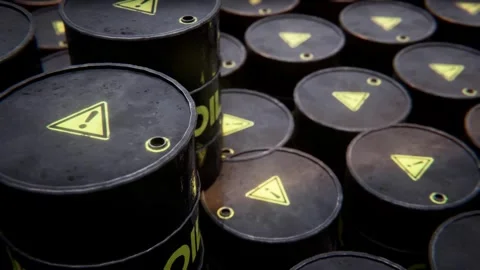 Looping 3D animation of a black oil barrel in UHD 動画素材 334030859