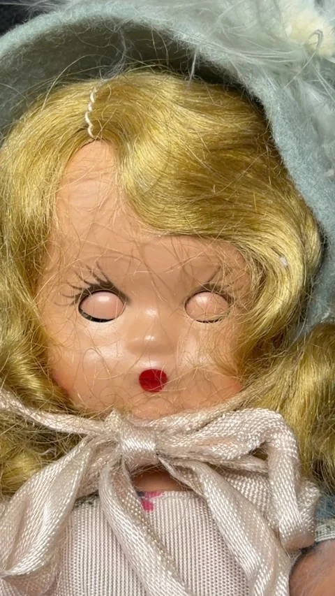 Looping blinking blonde hair bisque vintage doll closeup 库存影片 343323299