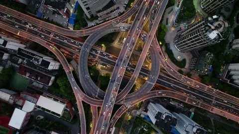 Looping interchange ramps and evening traffic from above in Shanghai Vídeos de archivo 346603957