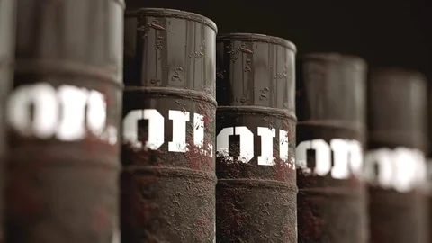 Looping Pan over an Endless Line of Grimy Oil Barrels 库存影片 77584090