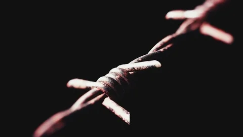 Looping Pan over an Endless Line of Rusty Barbed Wire 库存影片 77584215