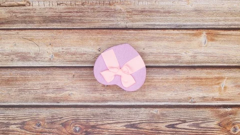 Looping purple colored gift with bow appear and spin in circle-Stop motion Stock Footage 123097773