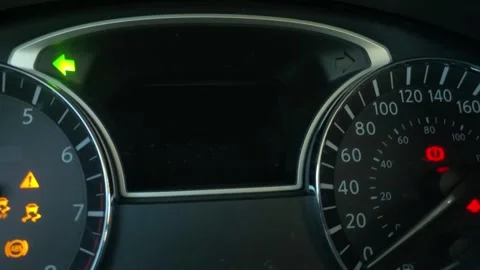 Loose fuel cap warning message on modern car digital dashboard display 库存影片 331274525