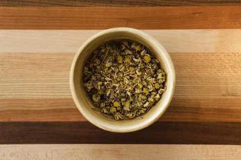 Loose leaf chamomile tea, overhead view, close-up Fotos Stock