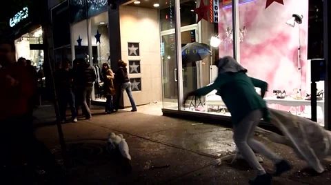 Looters breaking windows and stealing clothes off storefront mannequins Video stock 47007531