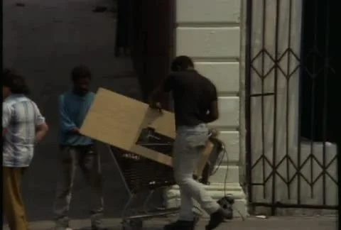 Looters steal things during the LA riots in 1992. Stockbeeldmateriaal 11522366