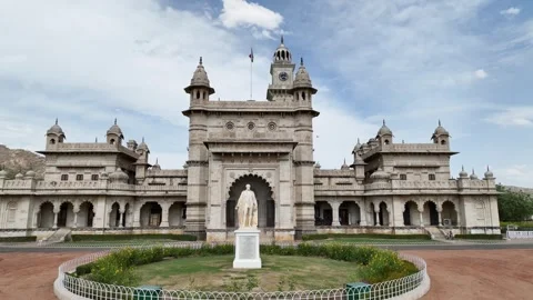 Lorad Mayo statue at Mayo college, Ajmer, Rajasthan, Drone shot Vidéo 334433098