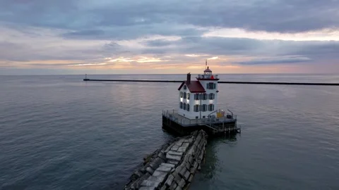 Lorain harbor light house in the middle of lake Erie, during twilight. Stock-Footage 264980072